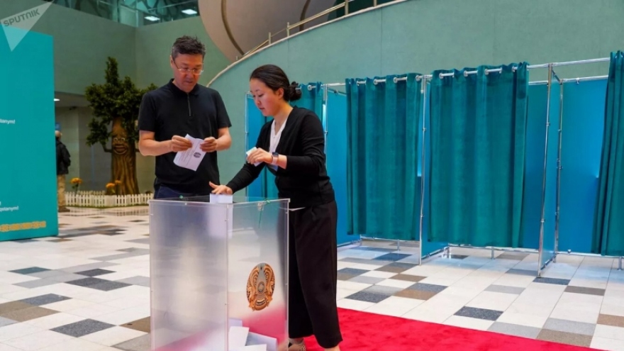 Cử tri đi bỏ phiếu bầu cử Tổng thống tại Kazakhstan